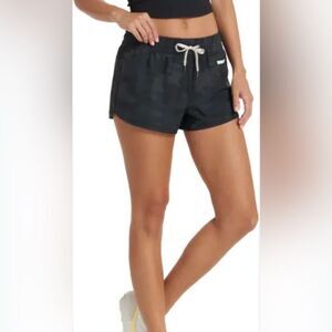 Vuori Clementine Shorts, Black Camo